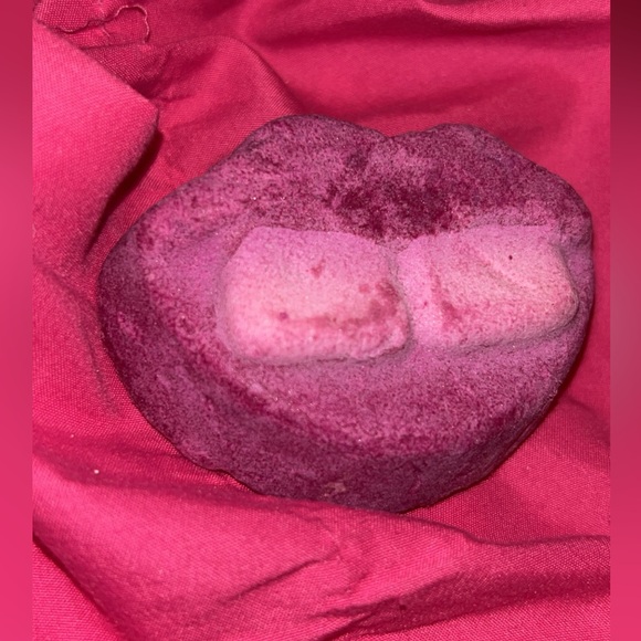 RARE LUSH COSMETICS CHRISTMAS MY TWO FRONT TEETH BUBBLE BAR (last one available) - Picture 3 of 6